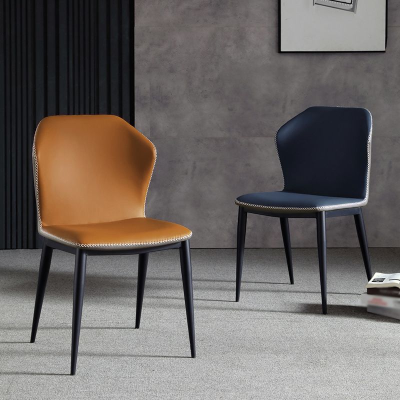 Chaise contemporaine sans accoudoirs, finition mate, chaise d'appoint incurvée en cuir à oreilles pour salle à manger