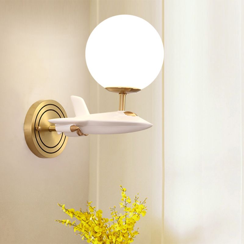 Base spaceship Kids Base Gold Wall Light Seguit 1/2 Bulbi Sconce Light con tonalità in vetro Cream Globe in bianco e oro