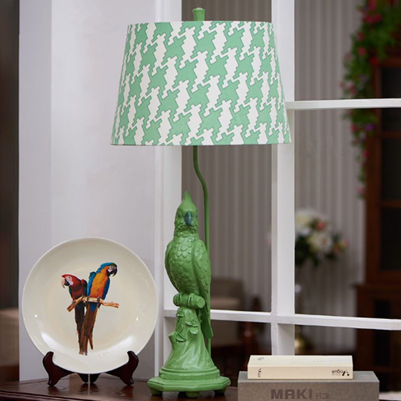 Lámpara de escritorio LED modernista con pantalla de tela, lámpara de escritorio pequeña de cono verde/blanco con base de pájaro