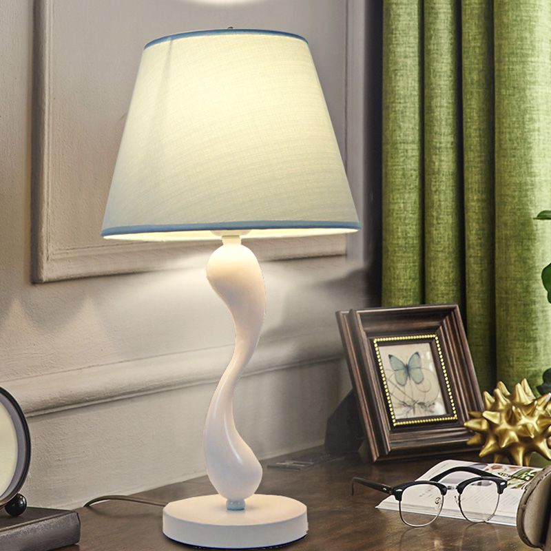Stile nordico 1 lampada da tavolo lampada a forma di delfino Luce da comodino con paralume