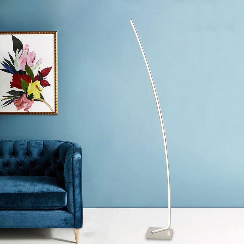 Luz de piso LED lineal curvado de metal Minimalismo Minimalismo Black/White/Gold Lámina de pie con interruptor de pie, luz cálida/blanca