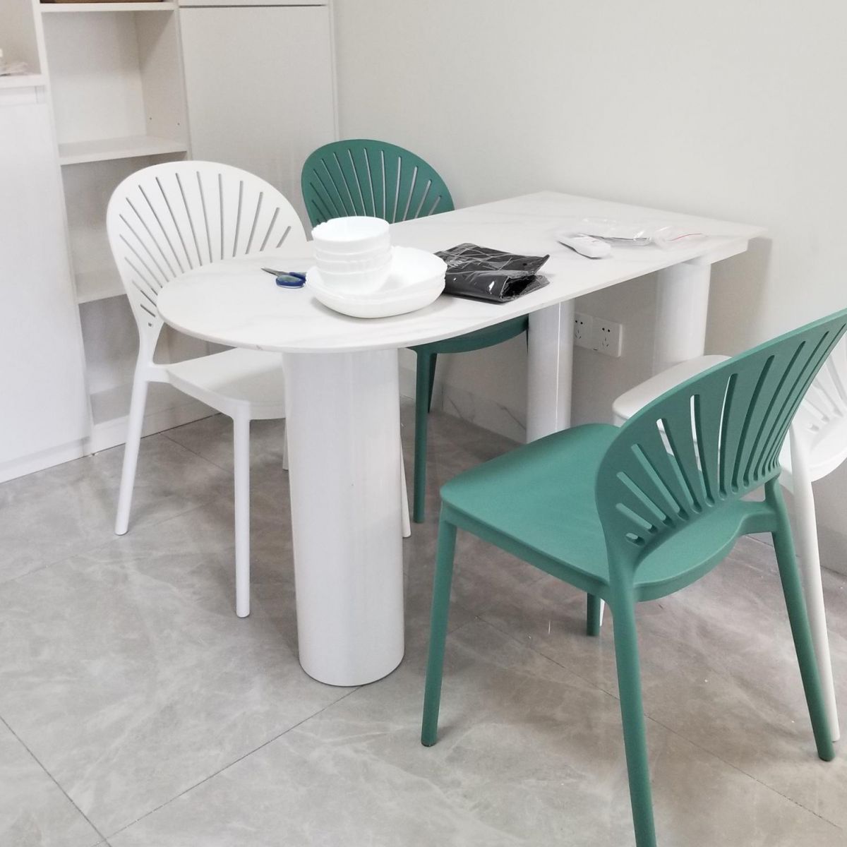Mesa blanca de forma irregular para la mesa de la isla de piedra sinterizada del restaurante con 3 patas