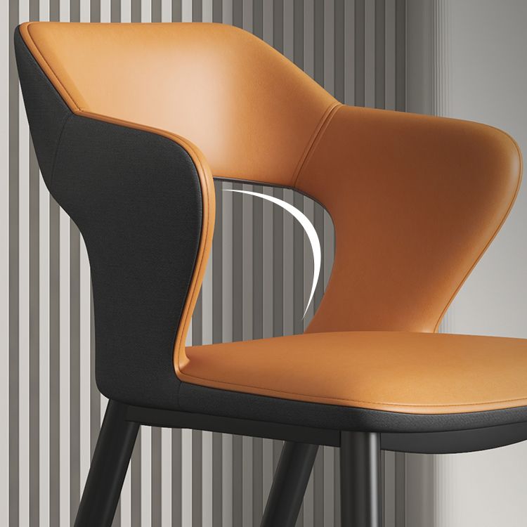 Silla de comedor contemporánea con respaldo abierto curvado de cuero con acabado mate