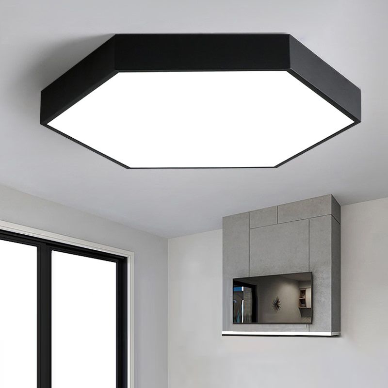 Moderne honingraatvormige LED-inbouwlamp van metaal in de eetkamer