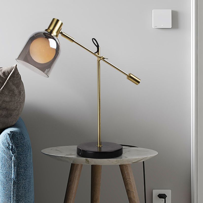Lampada da lettura postmoderna con braccio bilanciato in vetro grigio fumo, lampada da tavolo da soggiorno a 1 testa in nero-oro