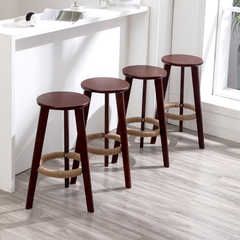 Taburete de bar simple apilable industrial de madera de caucho, taburete alto para interiores con asiento redondo