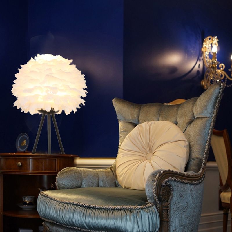 Lámpara de noche esférica minimalista Feather 1 Mesa de noche de la cabecera con trípode con trípode