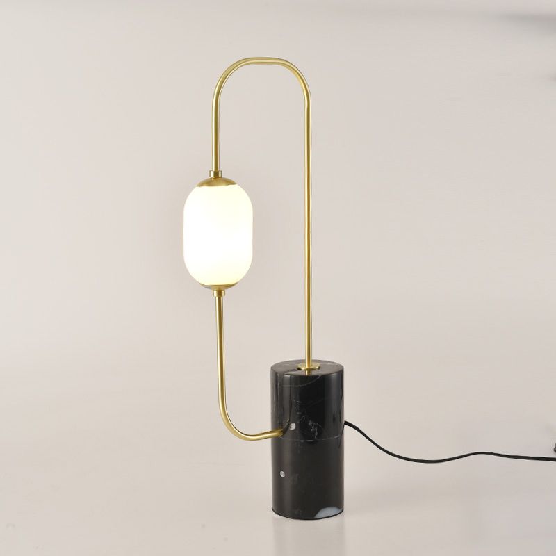 Lampada da tavolo Circuit Nightstand Light Designer in marmo a 1 luce nera e ottone con paralume ovale in vetro lattimo