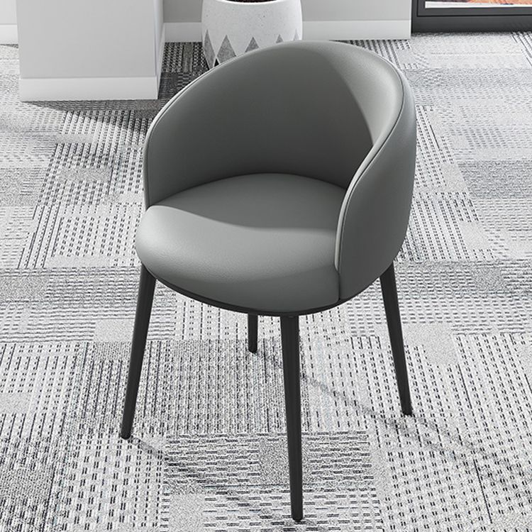 Silla de comedor tapizada moderna con respaldo sólido y acabado mate
