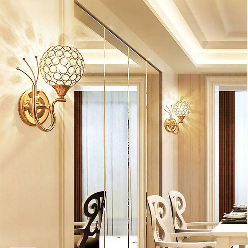 Lampada da parete in metallo in oro lampada da parete in cristallo postmoderno per camera da letto