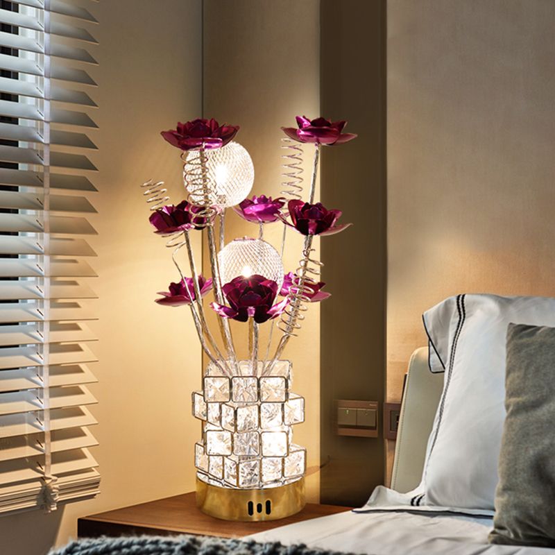 Lampada da tavolo floreale Art Decor Lampada da scrivania a LED in alluminio con base in blocco di cristallo in viola/rosso per comodino