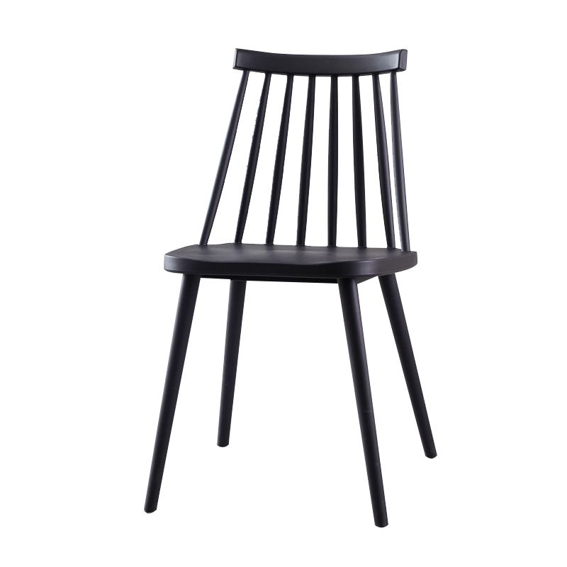 Sedia da cucina in plastica scandinava.