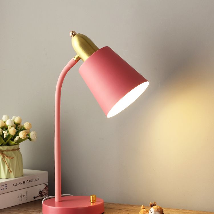 Lámpara de mesa de estilo de la sala de estudio de una sola bombilla con tono de metal cónico
