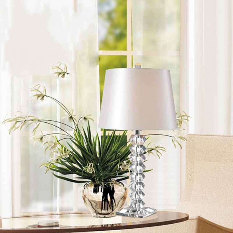 Lampe de bureau conique en tissu, lampe de table de nuit moderne à 1 ampoule en blanc avec base en cristal