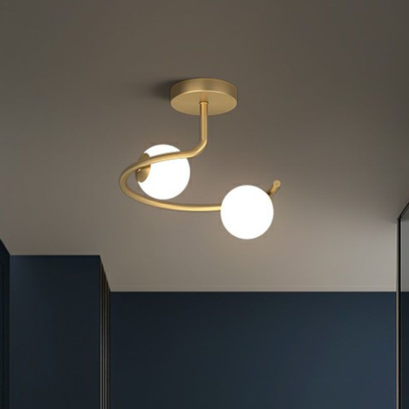 Kugelkorridor Flush Mount Leichte Creme Glas künstlerische Halbflush -Deckenbehandlung in Gold