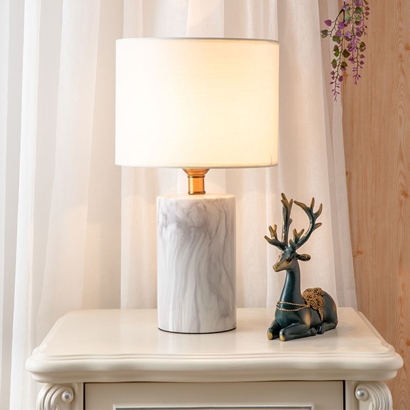 1 Kopf schattierte Aufgabenbeleuchtung Modernismus Stoff kleine Schreibtischlampe in Weiß mit Marmorbasis