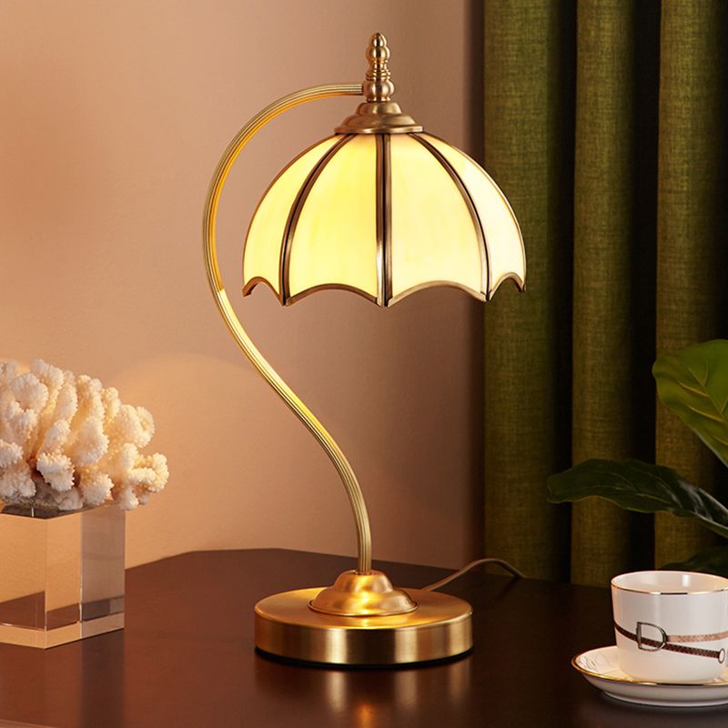 Lampada da tavolo a forma di ombrello Simplicity 1 testa illuminazione notturna in vetro smerigliato con braccio a collo di cigno in ottone