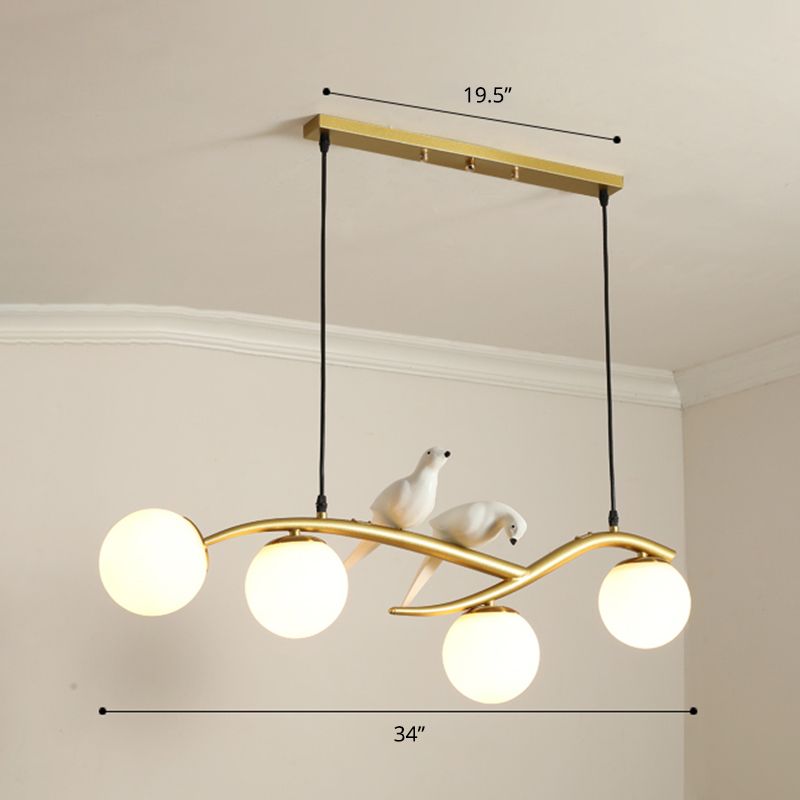 Rama colgante de la lámpara de la isla de 4 bombas Postmoderna con sombra de vidrio de bola y deco de pájaros