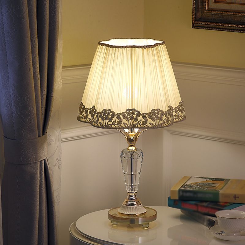 Urna Clear Crystal Nightsand Light Classic 1 bombilla Iluminación de escritorio de noche en beige con sombra de tela plisada