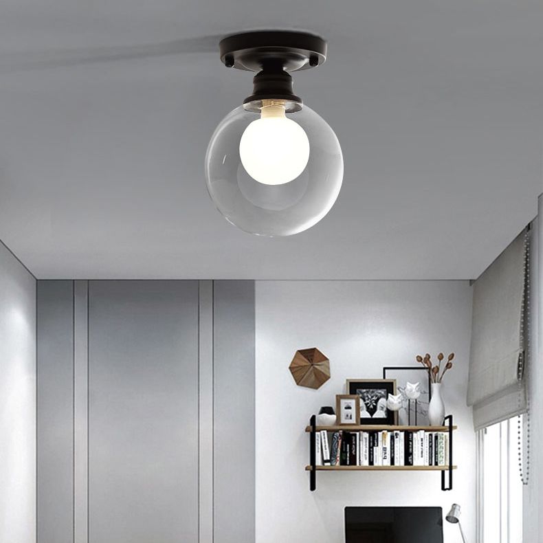 Lampada da soffitto sferica a semi-incasso in vetro. Semplice plafoniera nera a semi-incasso