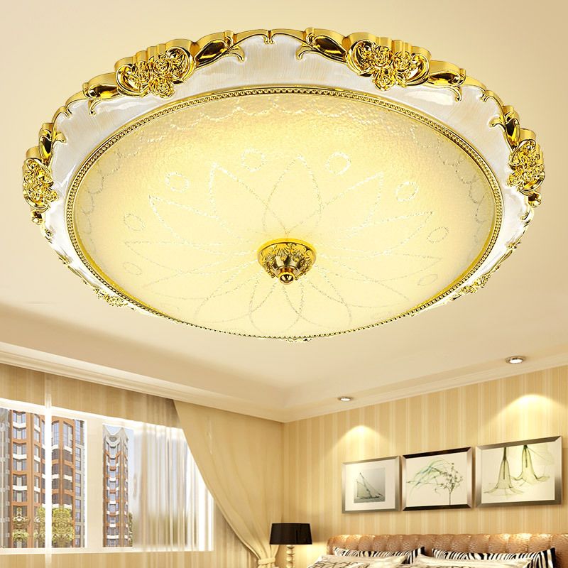 Kuppel-Unterputz-Deckenleuchten. Traditioneller Deckenleuchter aus Milchglas für den Flur