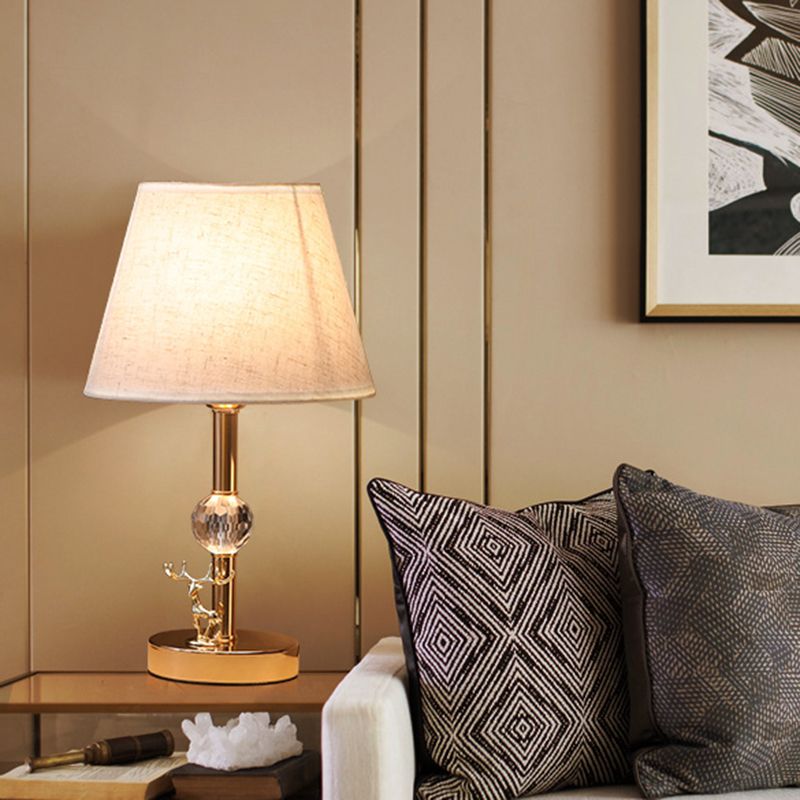 Table de nuit de chambre à coucher en baril Light Traidtional Tissu simple Table table de nuit en or avec boule de cristal et cerf déco