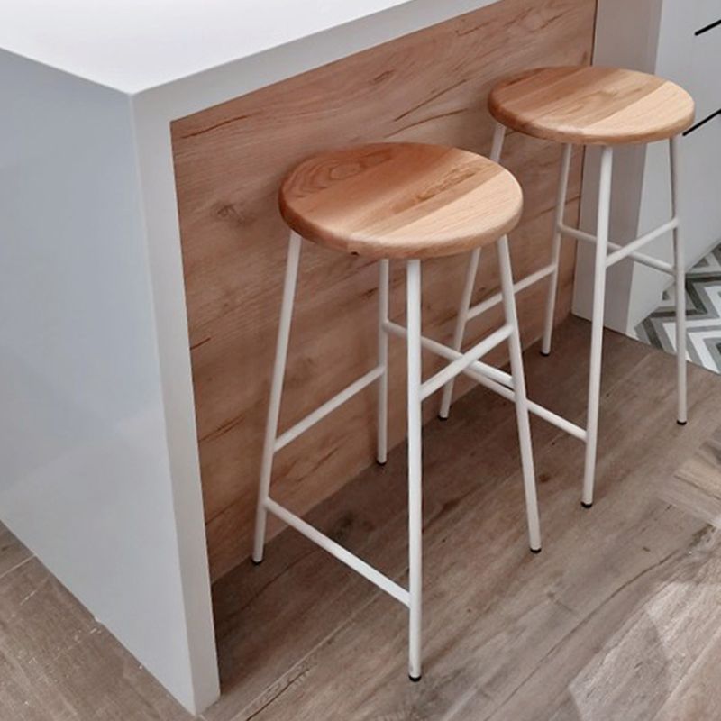 Taburete de bar interior sin brazos, redondo y moderno, con reposapiés y base de acero