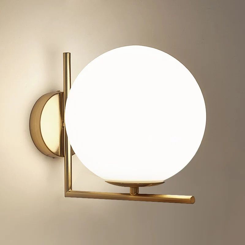 Minimalistische kogelwandlamp Opaline glas 1 lamp gangpad lampje met rechterhoekarm in messing