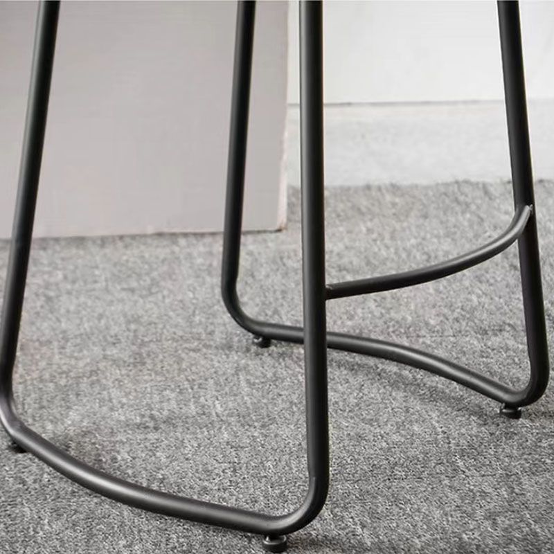 Barhosel für industrielle Style mit Schlittenrund-Sattel-Sitzschuhhocker für die Küche