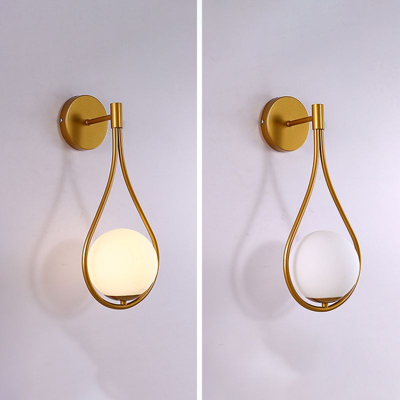 Luz de pared colgante de hierro forjado en una moderna lámpara de pared de vidrio de globo creativo para el dormitorio