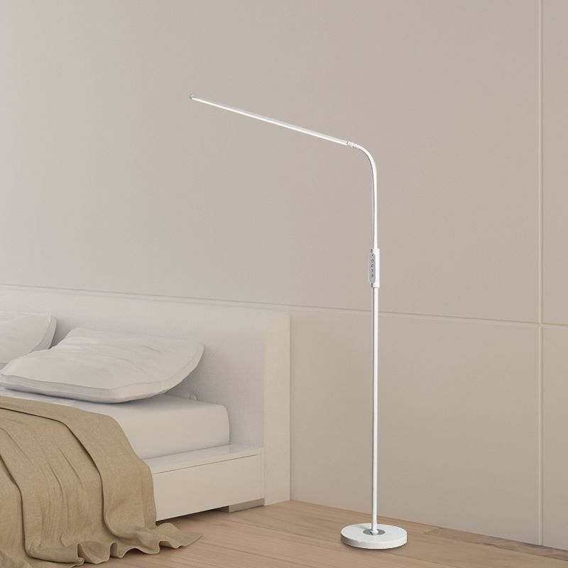 Verstelbare metalen lineaire staande lamp Modernistische zwart/witte LED -vloer Leeslicht met schakelaar