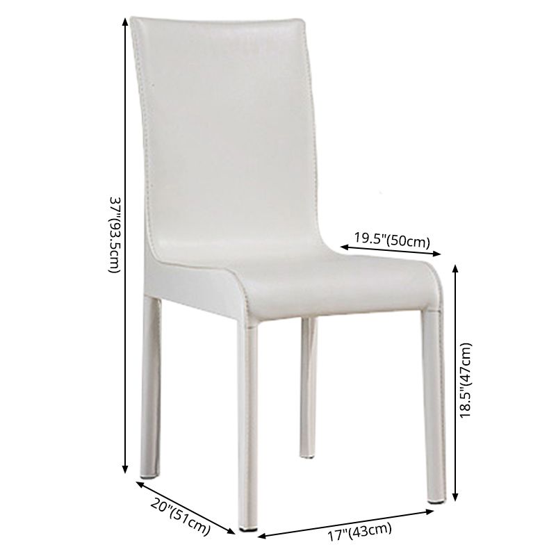 Chaises de salle à manger en cuir de style contemporain.