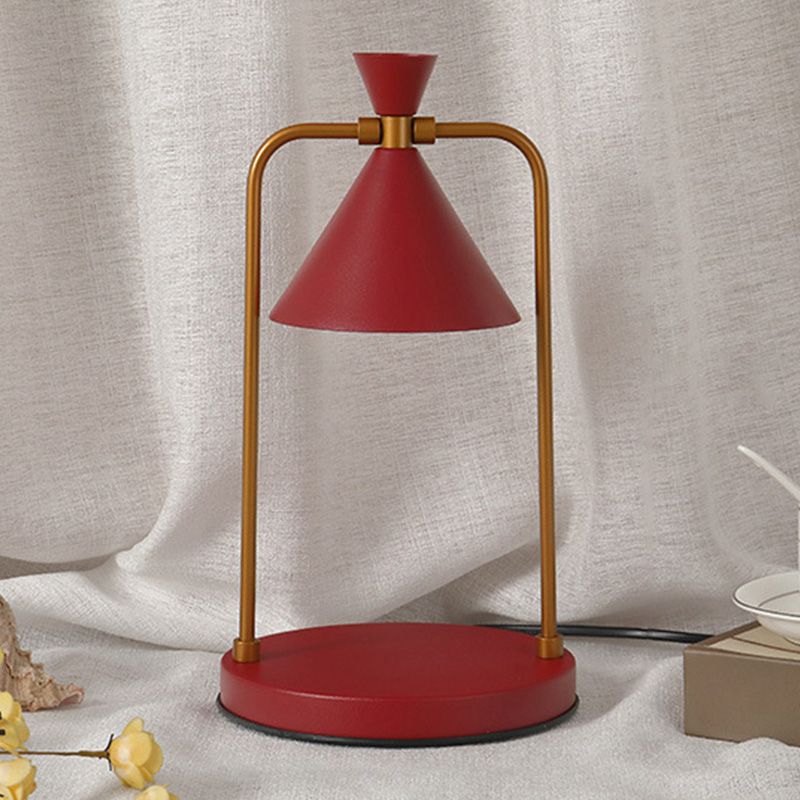 Lampada da tavolo a forma di cono in stile postmoderno Lampada da tavolo in metallo a 1 luce per camera da letto