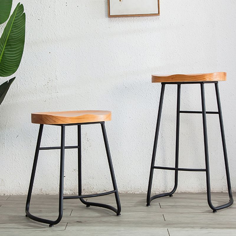 Modern Armless Backless Counter Stool Iron Bar Stool with Wooden Seat and Pedal for Cafe