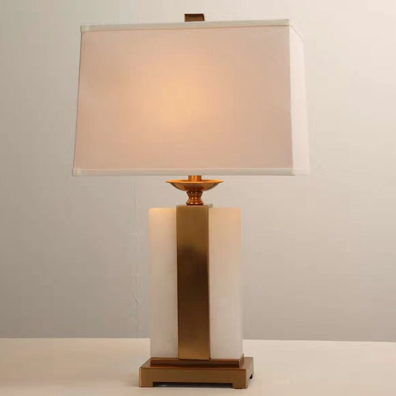 1 Glühbirnen Wohnzimmer Nachtlicht Minimalistische Weiße und Messingtischlampe mit Rechteckstoffton