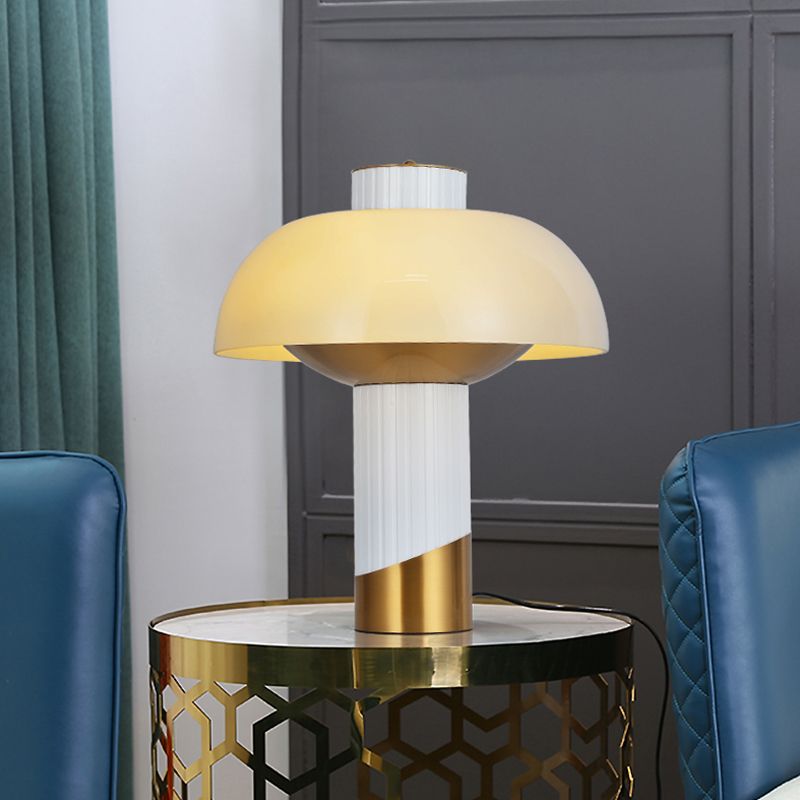 Lampada da scrivania post moderna a 1 lampadina da comodino in oro chiaro con paralume in vetro lattimo per soggiorno