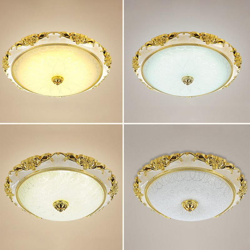 Kuppel-Unterputz-Deckenleuchten. Traditioneller Deckenleuchter aus Milchglas für den Flur