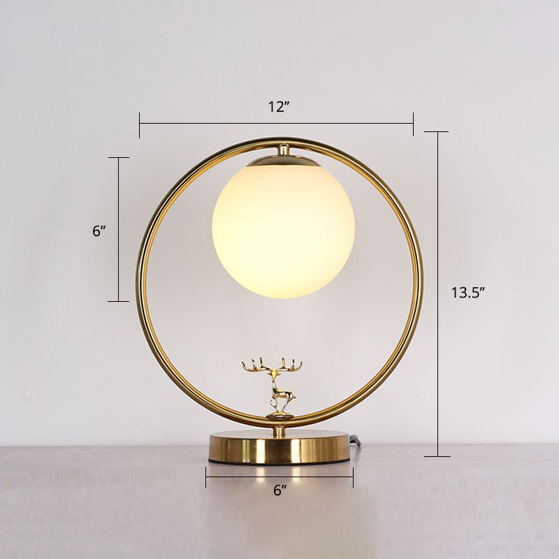 Lampada da tavolo a sfera in vetro avorio stile semplice Lampada da notte dorata a 1 luce con anello in metallo e decorazione con cervo