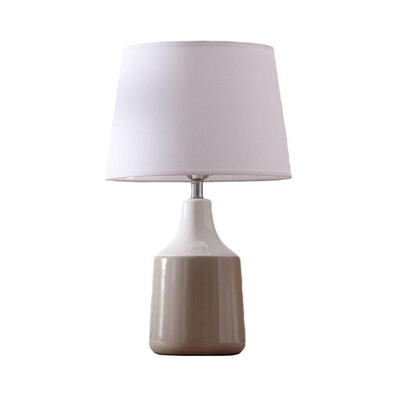 Moderne taps toelopende trommeltafel Licht Keramische nachtverlichting 1-lichtsbed in bruin/wit en grijs met stofschaduw