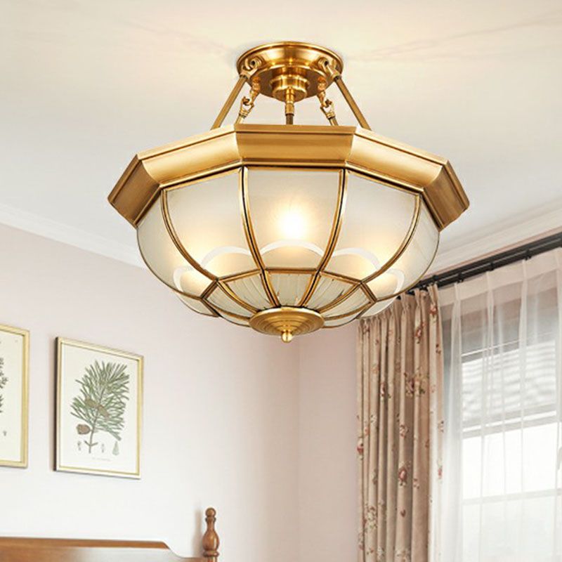 Frost Glass Dome Flush montée Lamp Classic Bedroom Flush Mount Ceiling Lighting Fixture in Brass