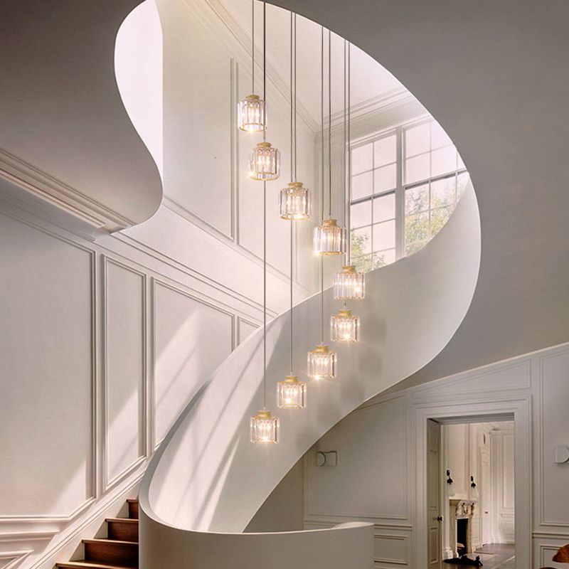 Treppe mit minimalistischen Deckenlicht mit minimalistischen Lampen mit zylindrischem Kristallschatten