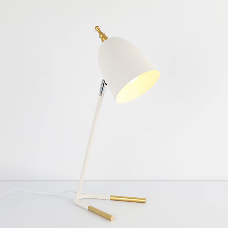 Eisen gewölbter Tischlicht moderner 1-Kopf-Nachttischlampe in Weiß mit V-förmiger Basis