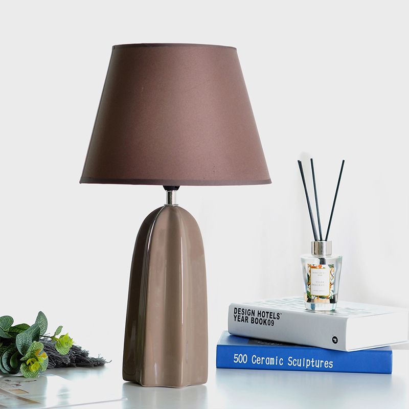 Beige/braun 1 Kopftischlampe traditioneller Stoff Stoff konisch Schatten Tischlicht für den Untersuchungsraum