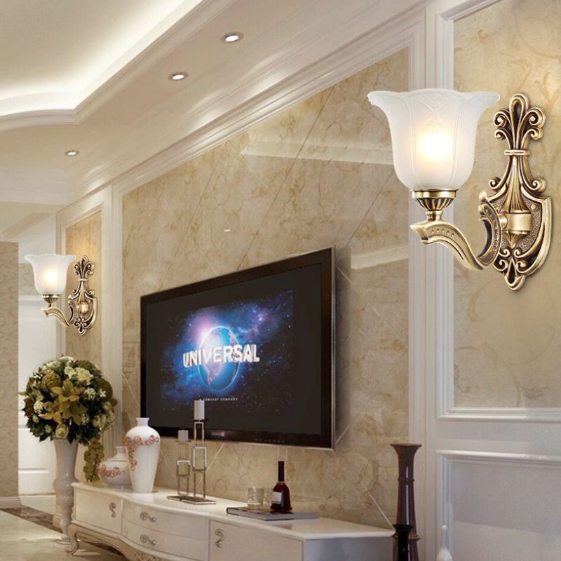 Lampada a montaggio a parete in ottone metallico intagliata da 1/2 luci a parete classica lampada da parete con tonalità di petalo di vetro opale