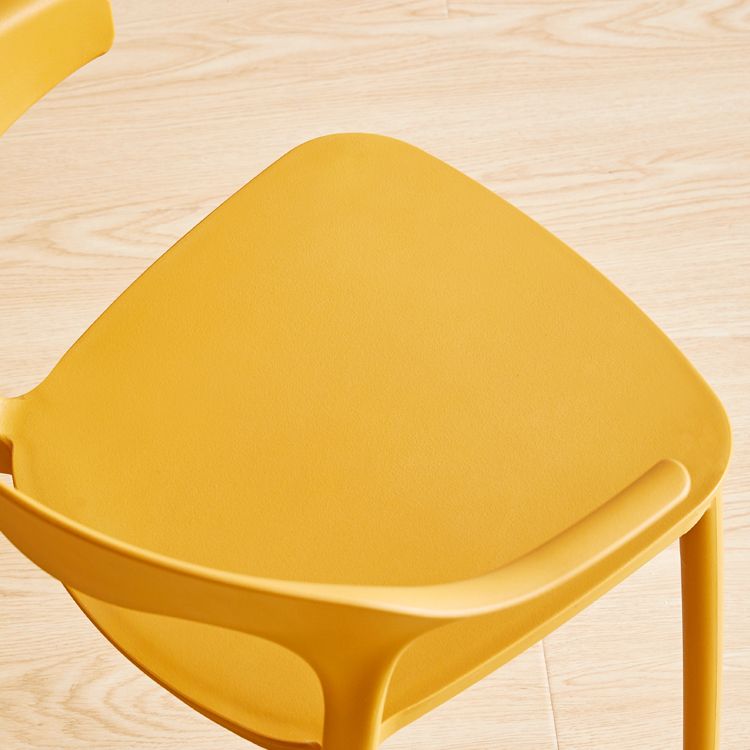 El plástico contemporáneo que cena la parte posterior abierta apilable de las sillas sin brazos cena la silla lateral