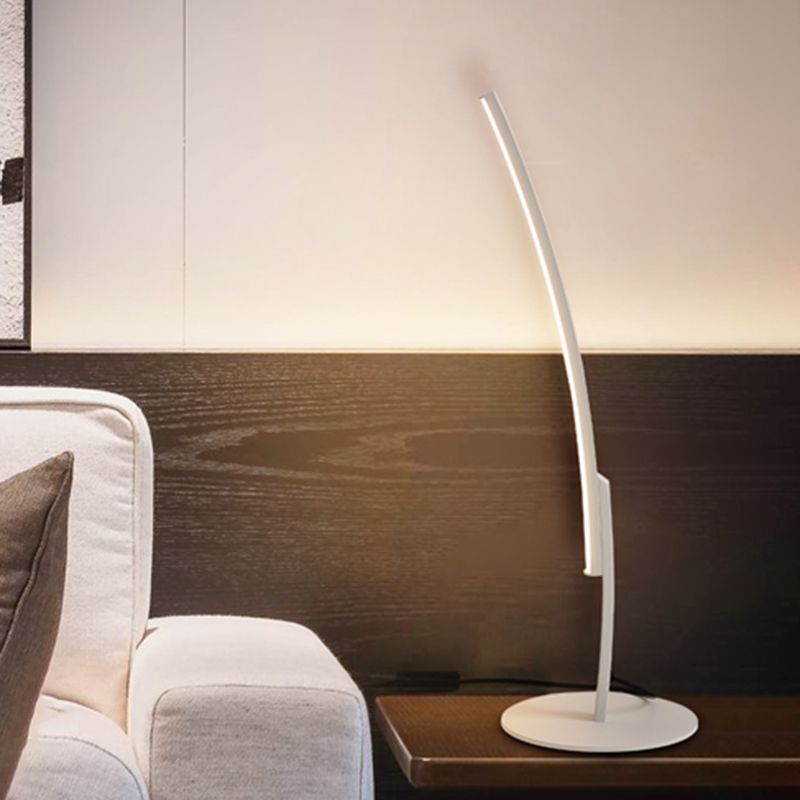 Illuminazione da lavoro a LED per camera da letto Modernismo Lampada da scrivania piccola bianca/nera con paralume acrilico sinuoso