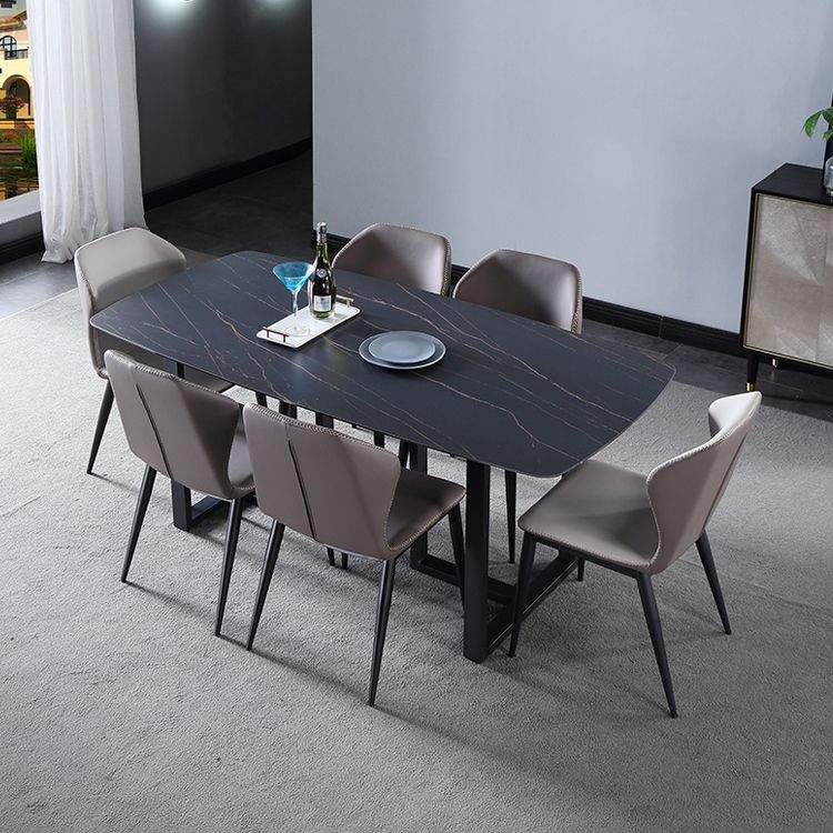 El lado sin brazos del diseño contemporáneo preside el cuero que cena la silla lateral