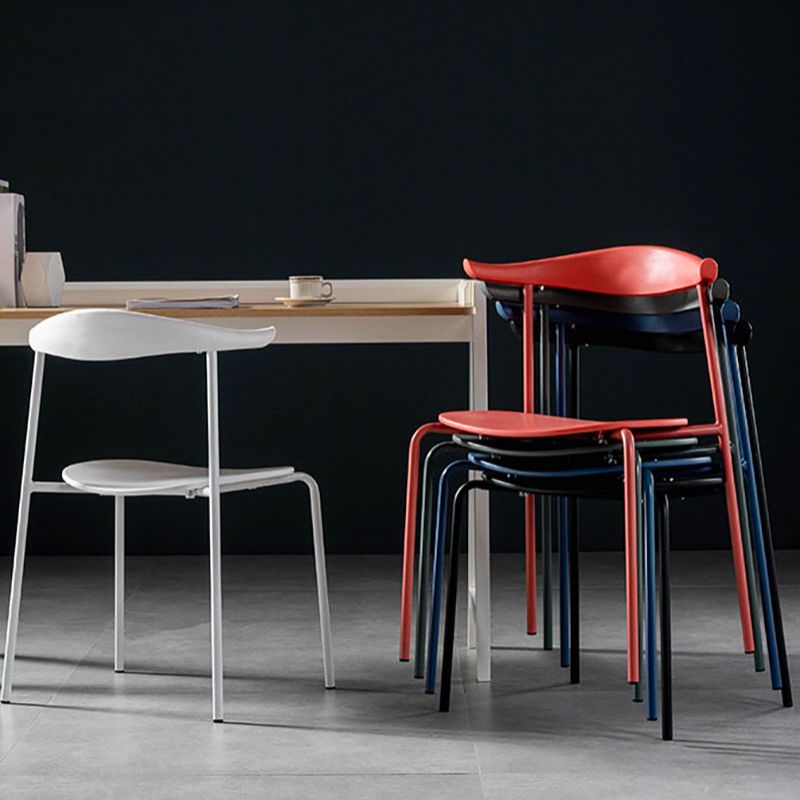 Silla contemporánea con respaldo abierto, silla auxiliar sin brazos con patas de metal