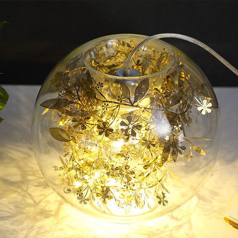 Un capestro a basso globo appeso vetro trasparente moderno ciondolo di illuminazione moderna