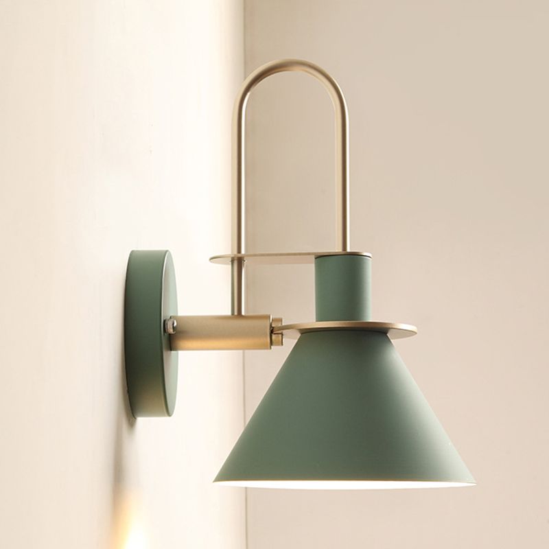 Lámpara de pared de macaron de hierro lacado en moderna luz de pared simple de estilo nórdico para dormitorio